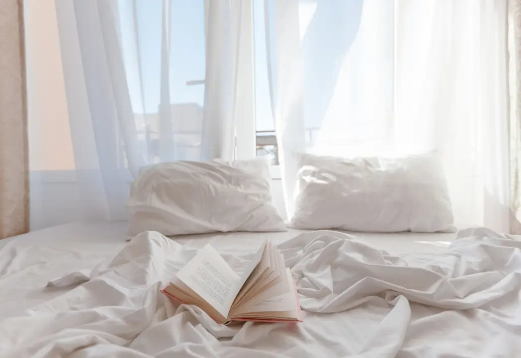 Sommerbettwäsche von Luxecosy im hellen Schlafzimmer