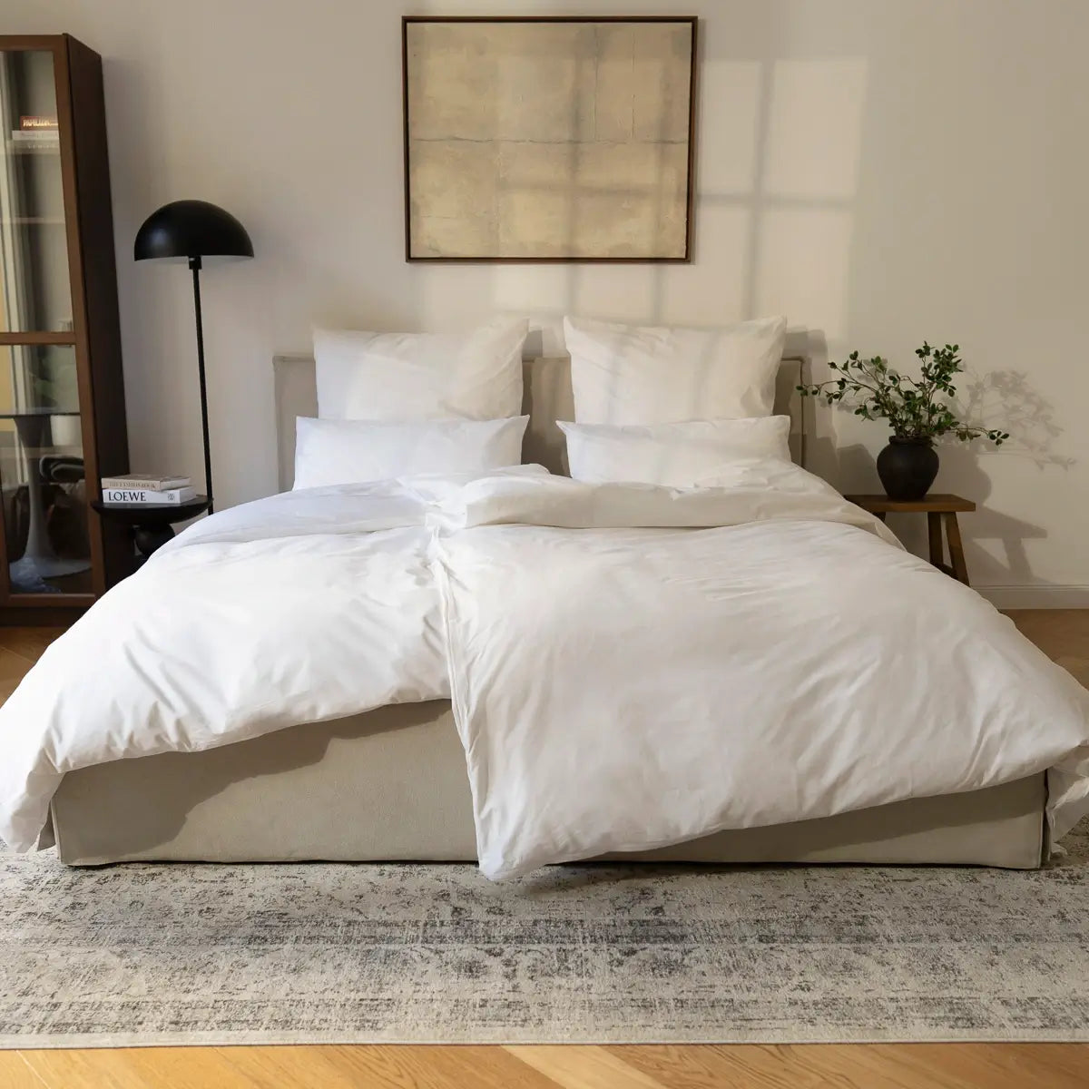 Die Bio Baumwolle Bettwäsche in Weiß in einem stilvollen Schlafzimmer aufgezogen auf ein Bett.