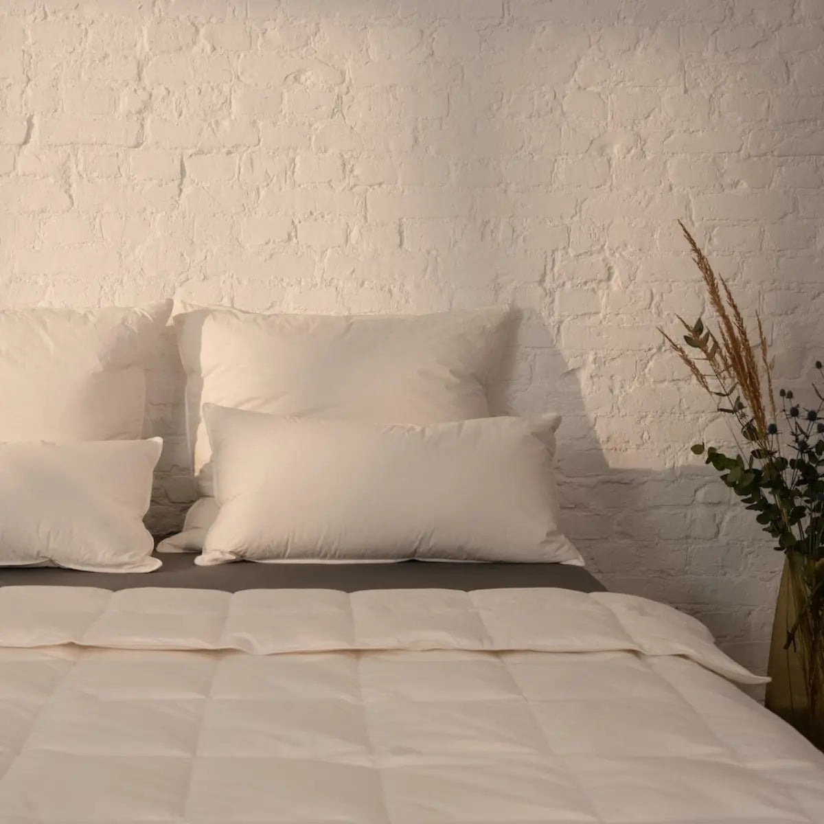 Cosy PrimaloftBio Mikrofaser Decke auf einem stilvollen Bett für nachhaltigen und luxuriösen Schlafkomfort