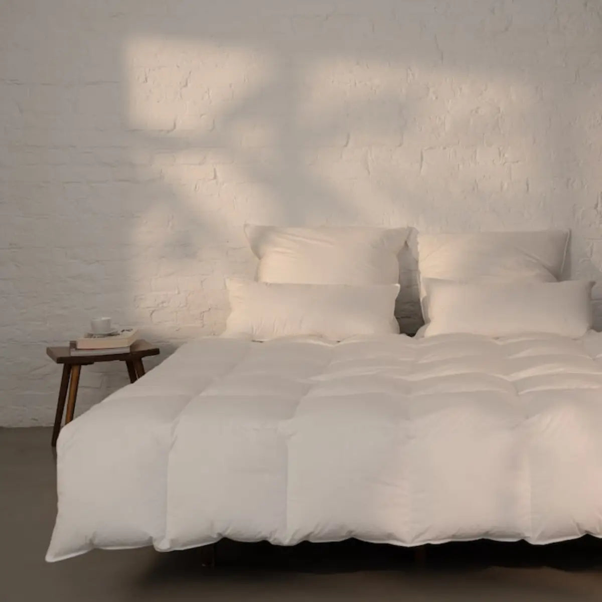 Unsere vegane Primaloft Bio Mikrofaser Decke als perfekter Daunenersatz auf einem Bett.
