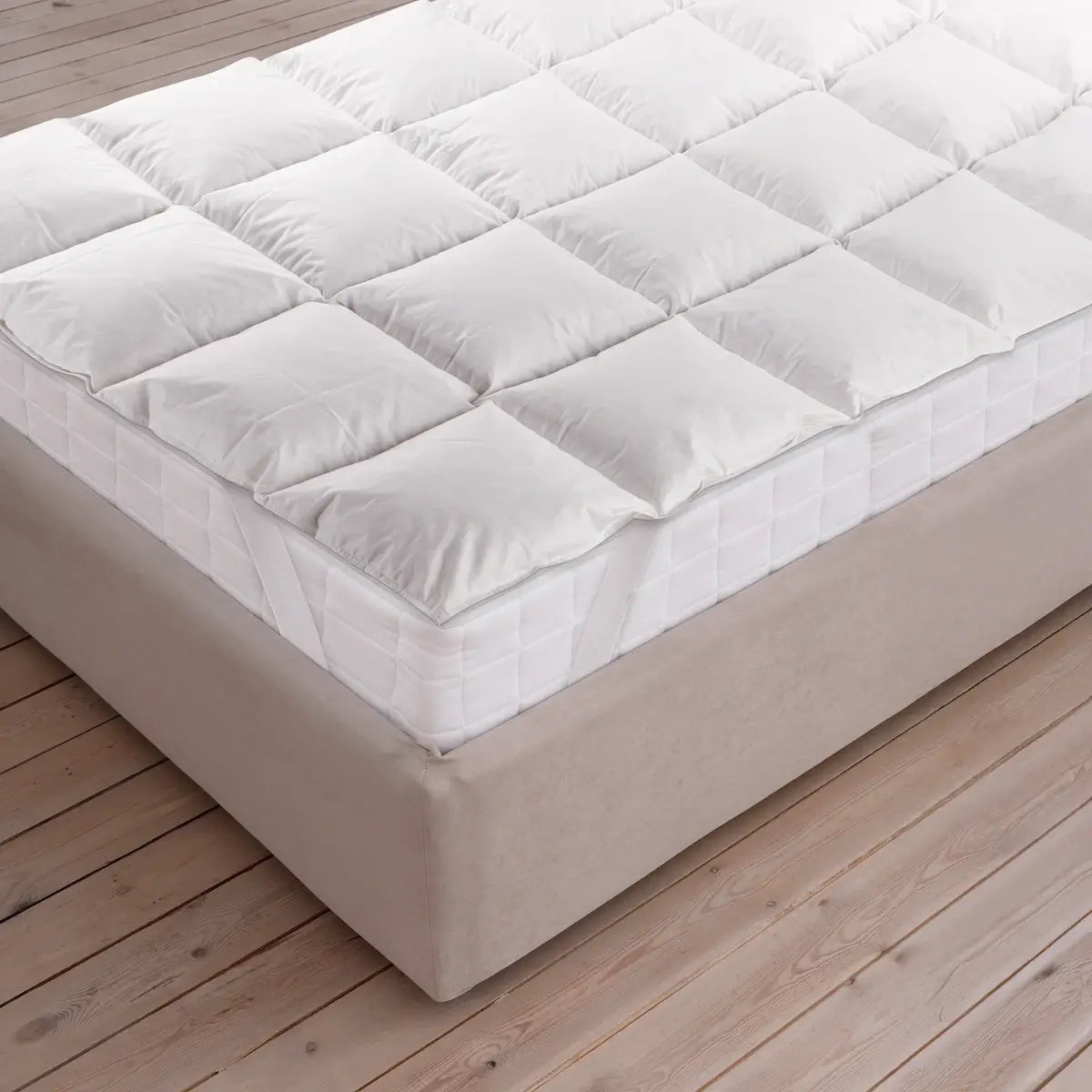 Daunen Matratzenauflage von Luxecosy auf Bett elegante Bettinszenierung mit Premium-Auflage