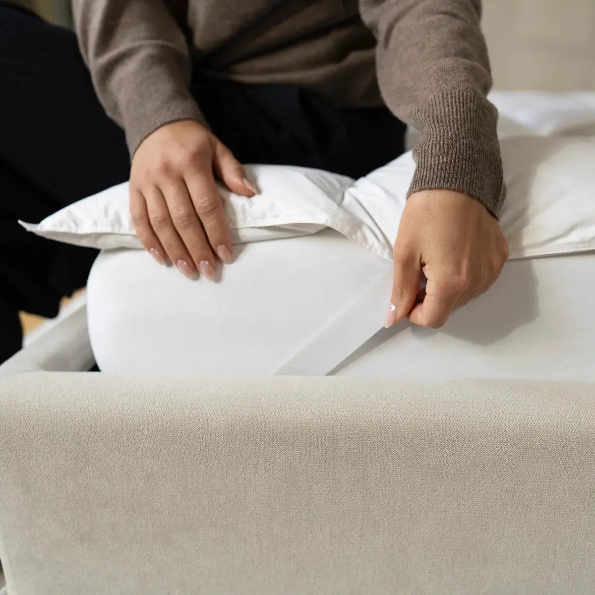 Daunen Matratzenauflage von Luxecosy auf Bett elegante Bettinszenierung mit Premium-Auflage