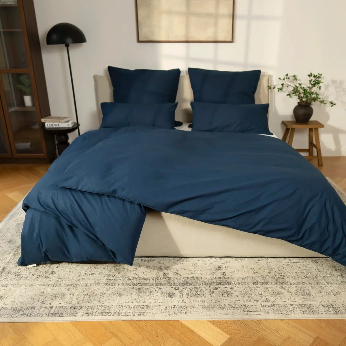 Erleben Sie die GOTS Renforce Bettwäsche in edlem Blau.