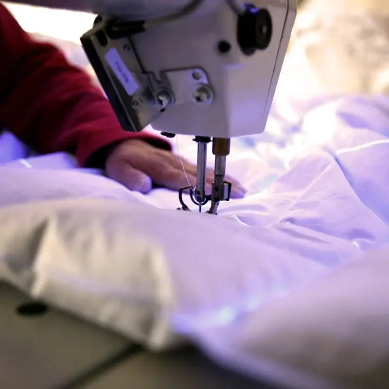 Hochwertige Handarbeit in der Fertigung der Bettdecken und Daunendecken von Luxecosy