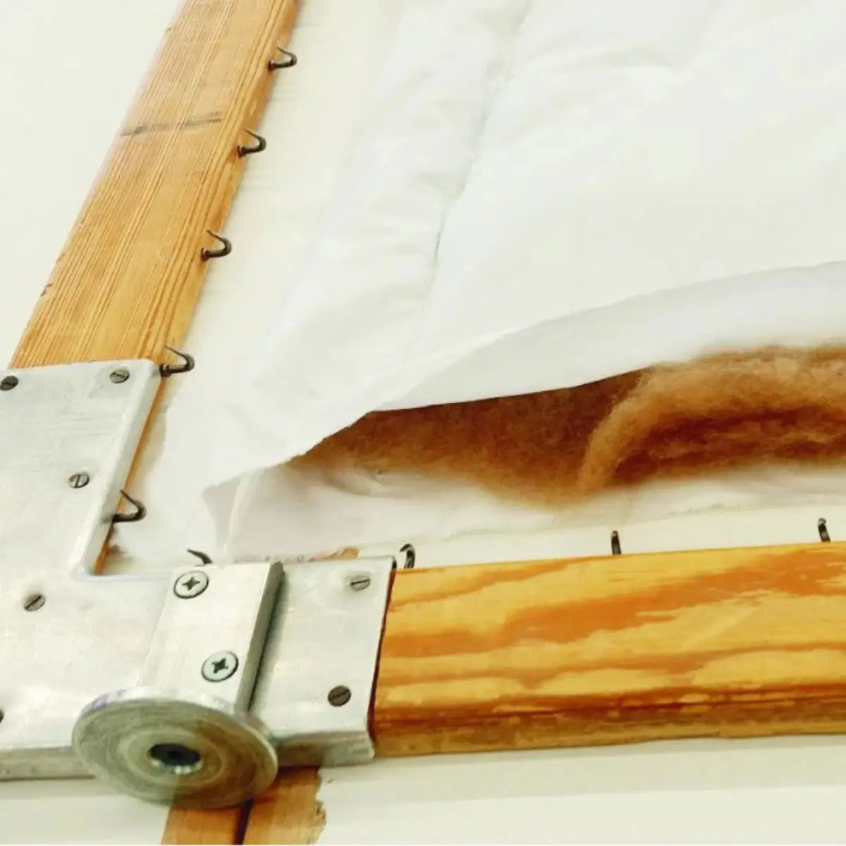 Detailaufnahme Herstellung Kamelhaardecke – hochwertige Verarbeitung und feine Steppung aus Deutschland