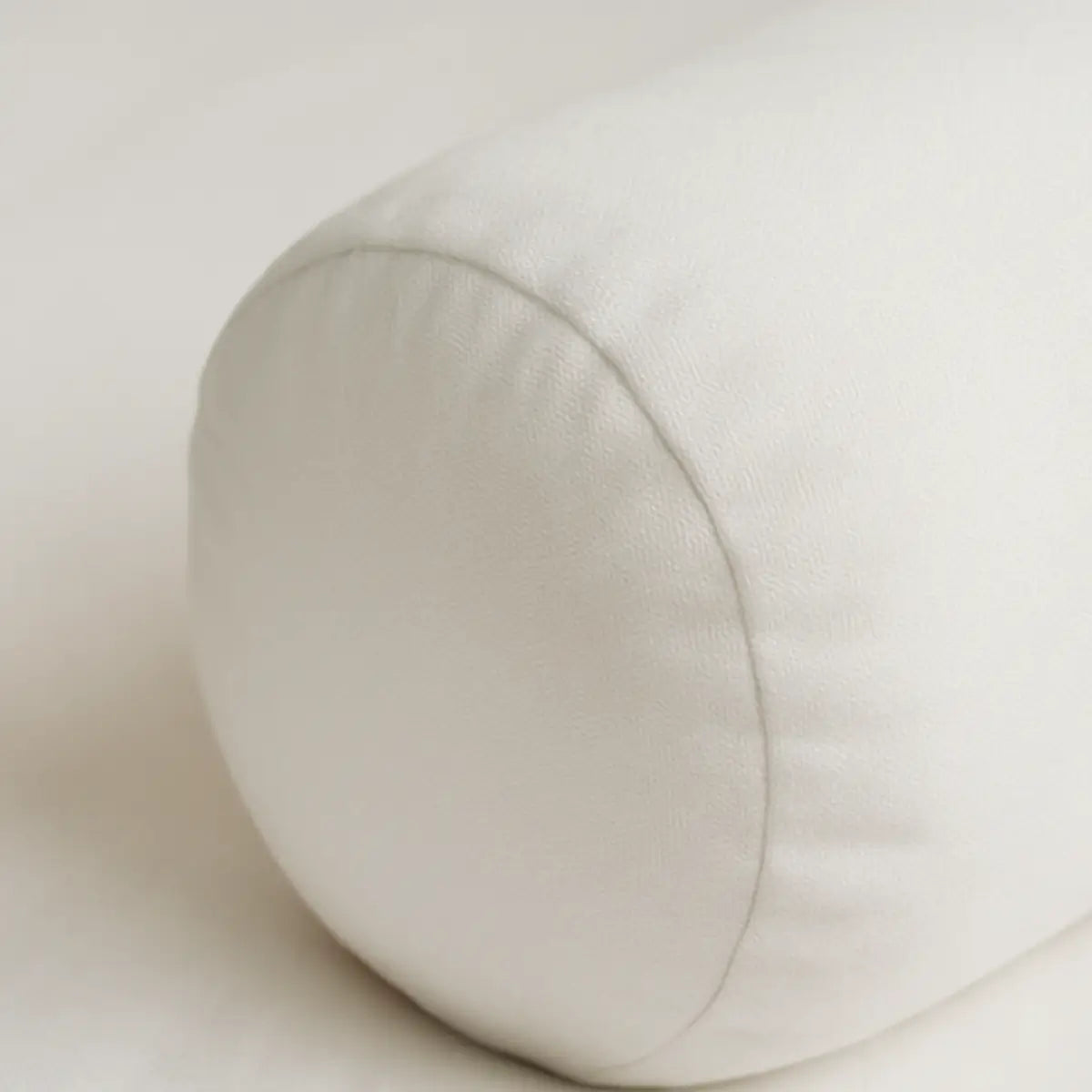 Detailansicht der Luxus Daunen-Nackenrolle von Luxecosy mit hochwertiger Füllung