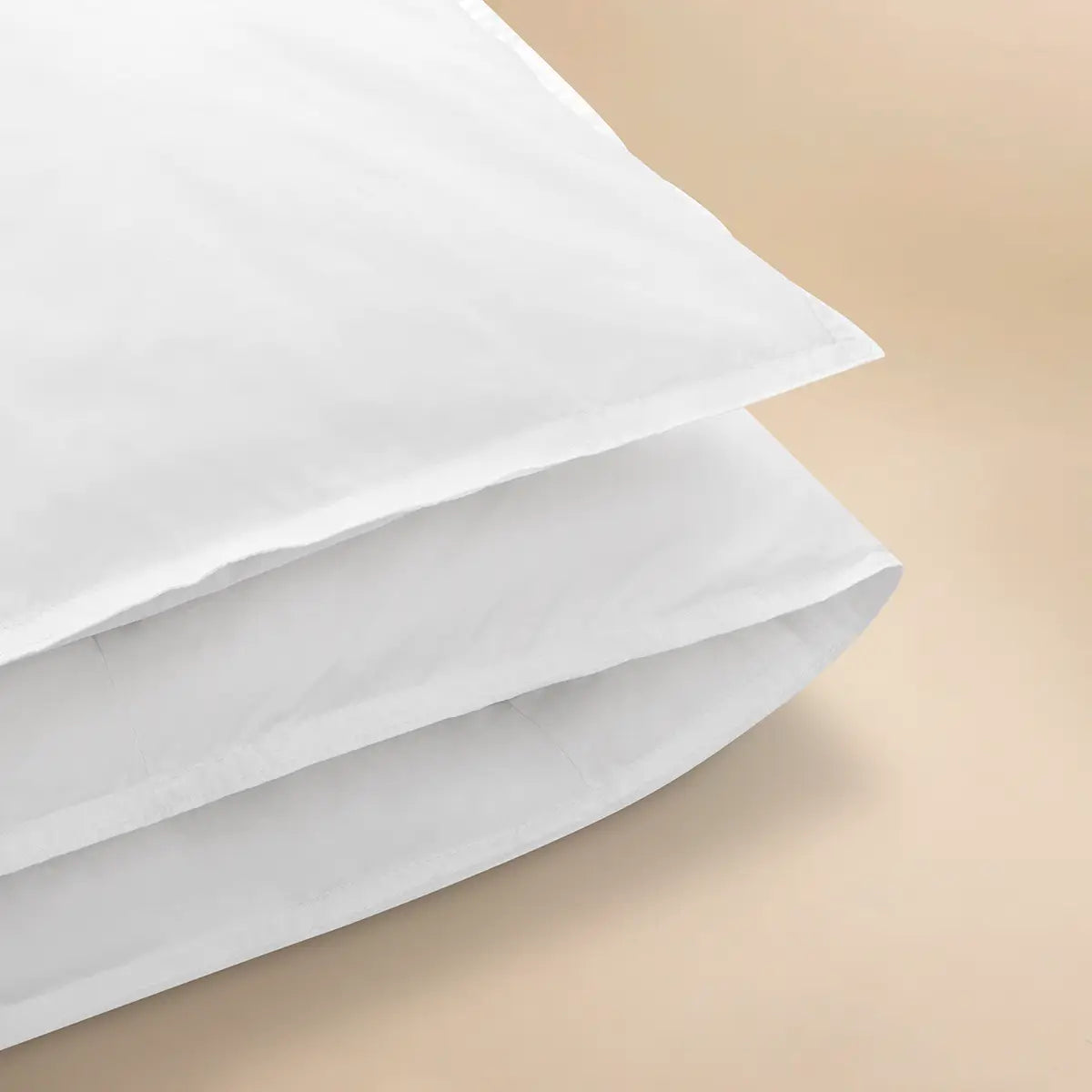 Nahaufnahme der hochwertigen Daunenfüllung (90 % Daune, 10 % Feder) der Luxe Daunendecke