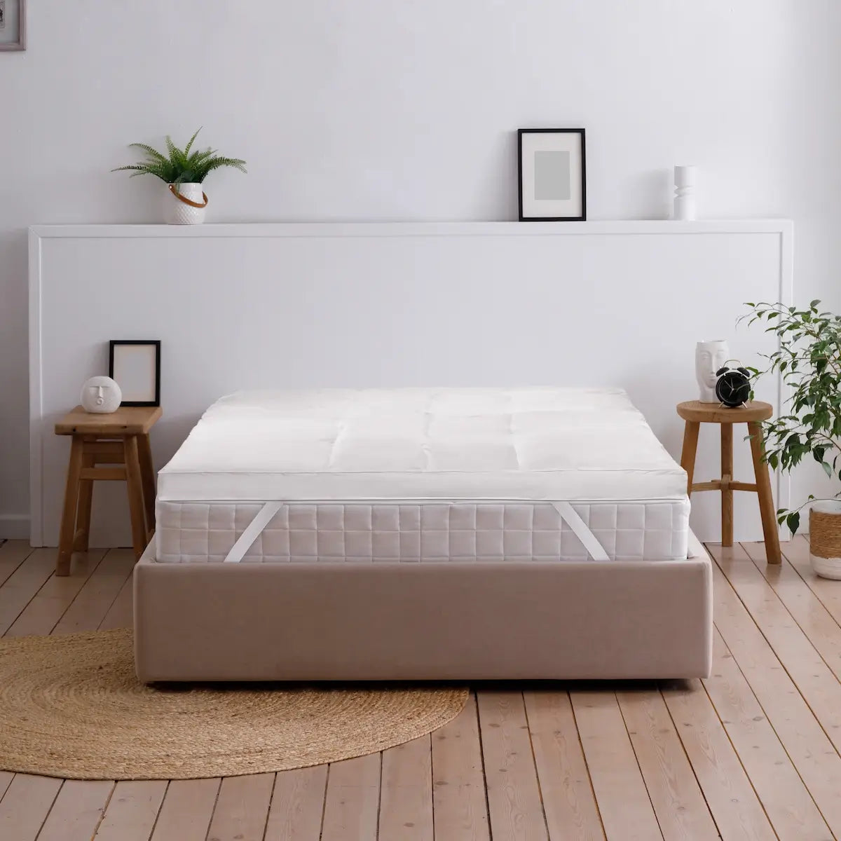 Luxe Feder Topper mit 2-lagigem Aufbau auf einem Bett, perfekter Matratzentopper für luxuriösen Schlafkomfort