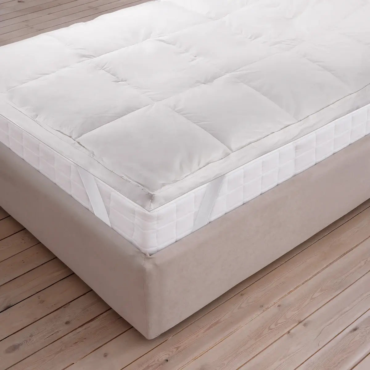 Komfortabler Luxe Feder Topper mit 2-lagigem Aufbau und praktischen Eckgummis gegen verrutschen.