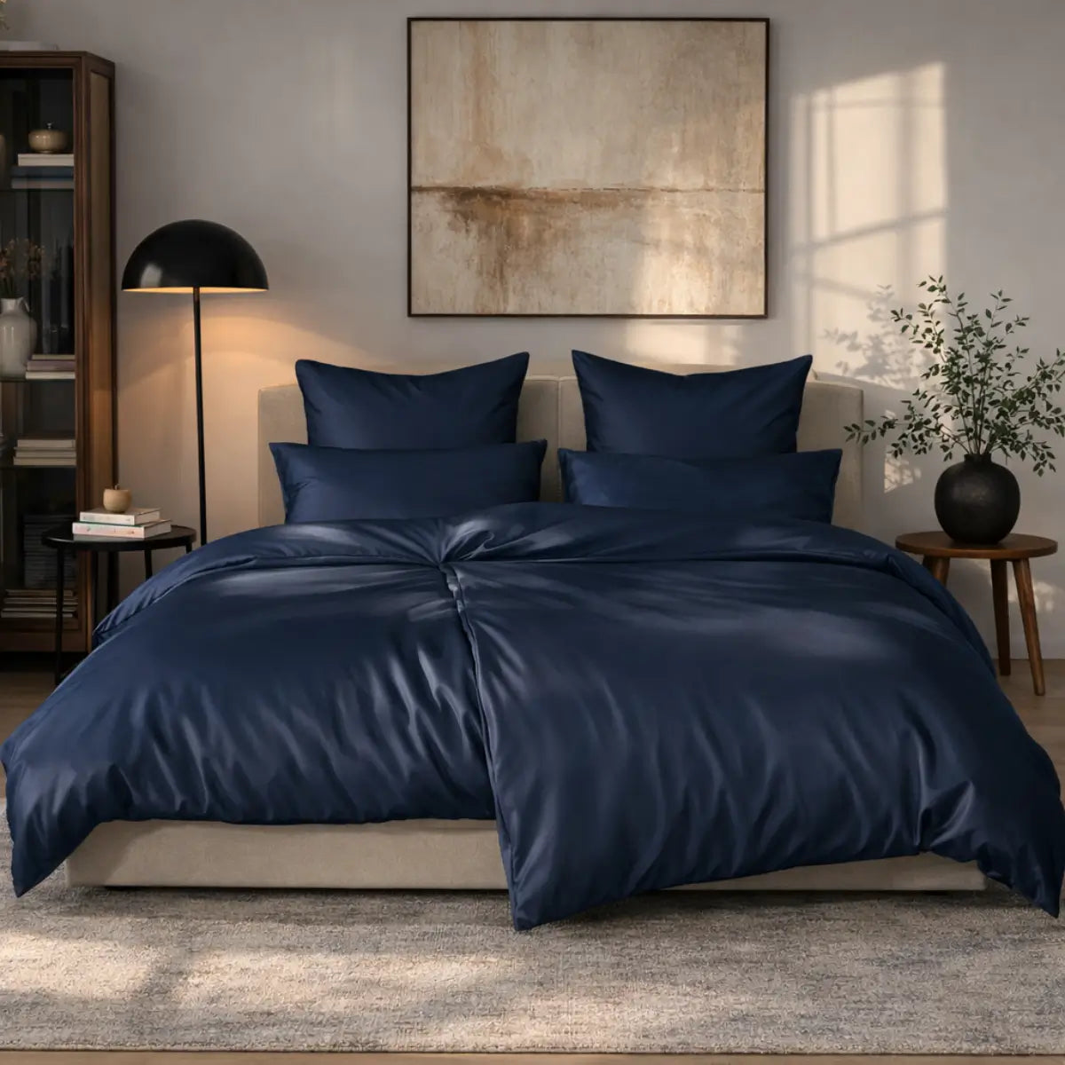 Modernes Schlafzimmer mit Mako-Satin Bettwäsche Dunkelblau, luxuriöse Atmosphäre
