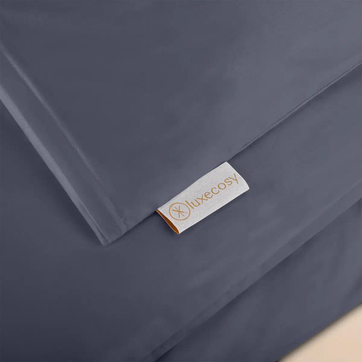 Detailaufnahme der Mako-Satin Bettwäsche Dunkelblau, glänzende Oberfläche und elegante Struktur