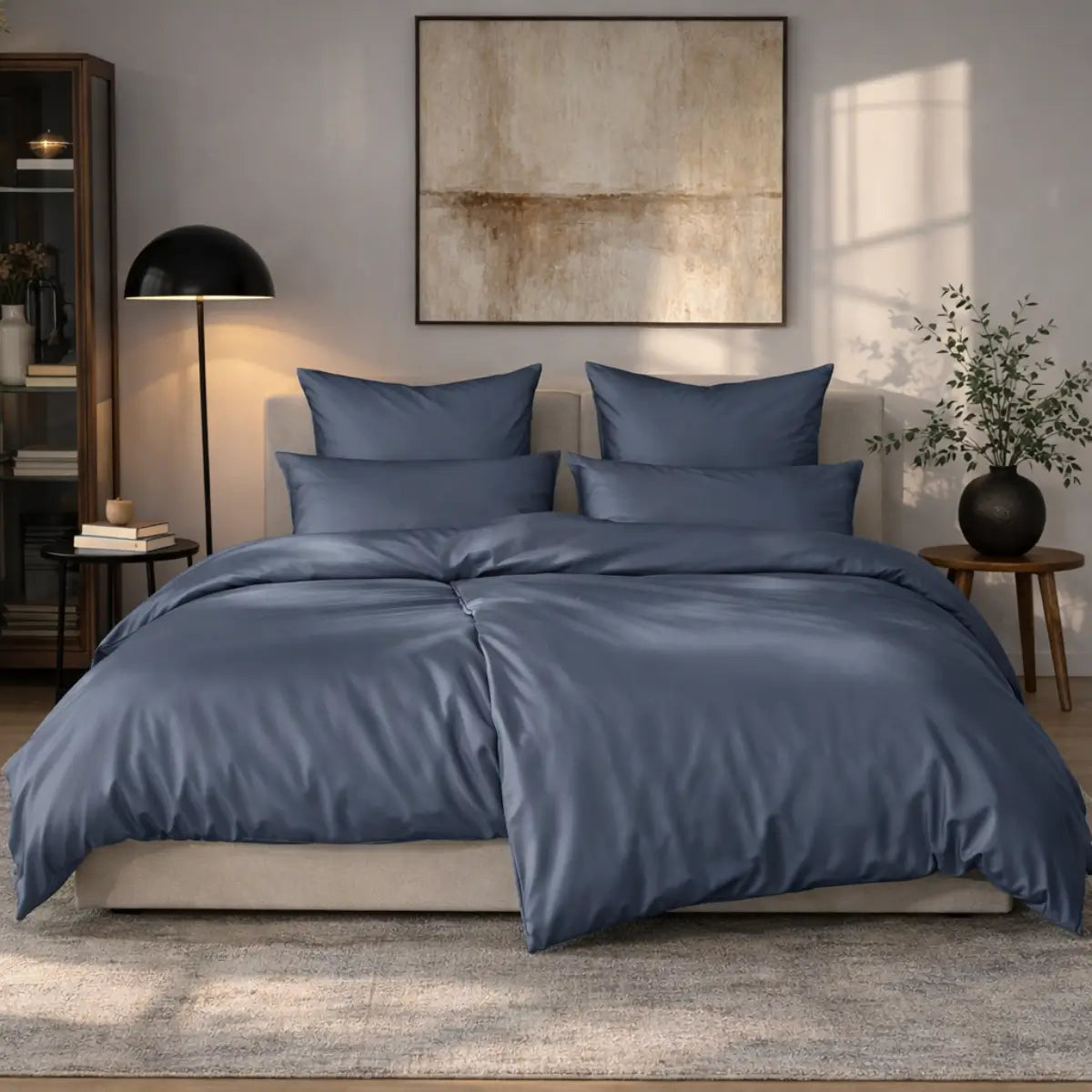 Stilvolles Schlafzimmer mit Mako-Satin Bettwäsche Marine, maritimer und eleganter Look
