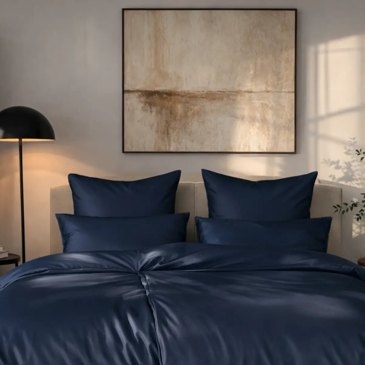 Der Mako-Satin Kissenbezug in 40x80 cm in Dunkelblau in Seitenansicht.