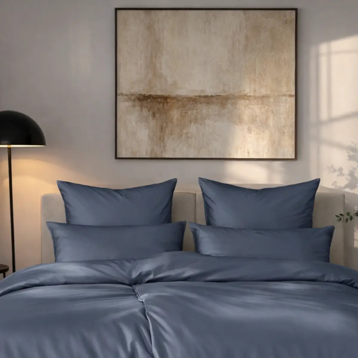 Der Mako Satin Kissenbezug 40x80 cm in hochwertigem Marine mit praktischem Reißverschluss.