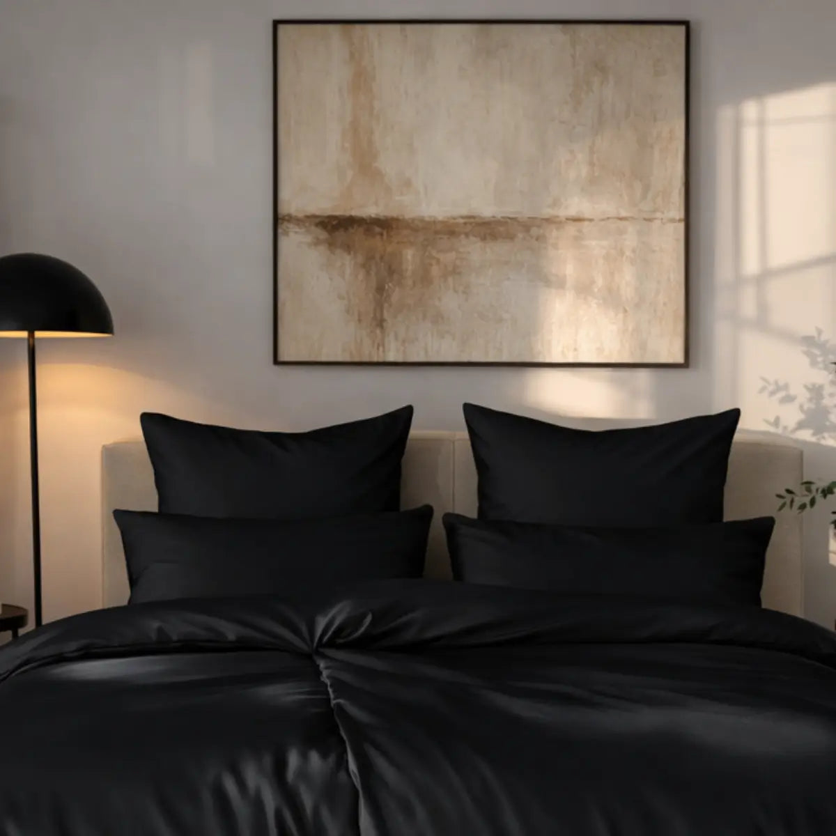 Der Mako Satin Kissenbezug 40x80 cm in hochwertigem Schwarz mit praktischem Reißverschluss.