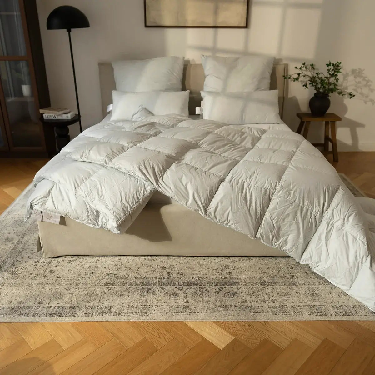 Premium Daunendecke aus 100 % Wildente Typ Eiderdaunen auf einem stilvoll dekorierten Bett, ideal für exklusiven Schlafkomfort