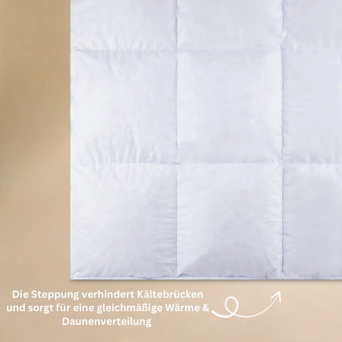 Detailansicht der exzellenten Karo-Steppung der Premium Daunendecke aus Wildente Typ Eiderdaunen für optimale Wärmeisolierung und Verhinderung von Kältebrücken