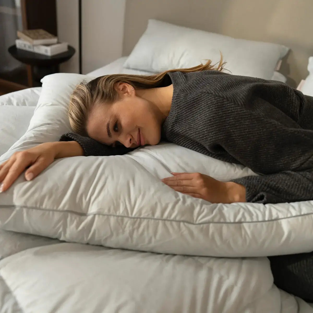 Das Premium 3-Kammer Daunenkissen 80x80 cm mit feinster 100% Wildente Typ Eiderdaune in Seitenansicht