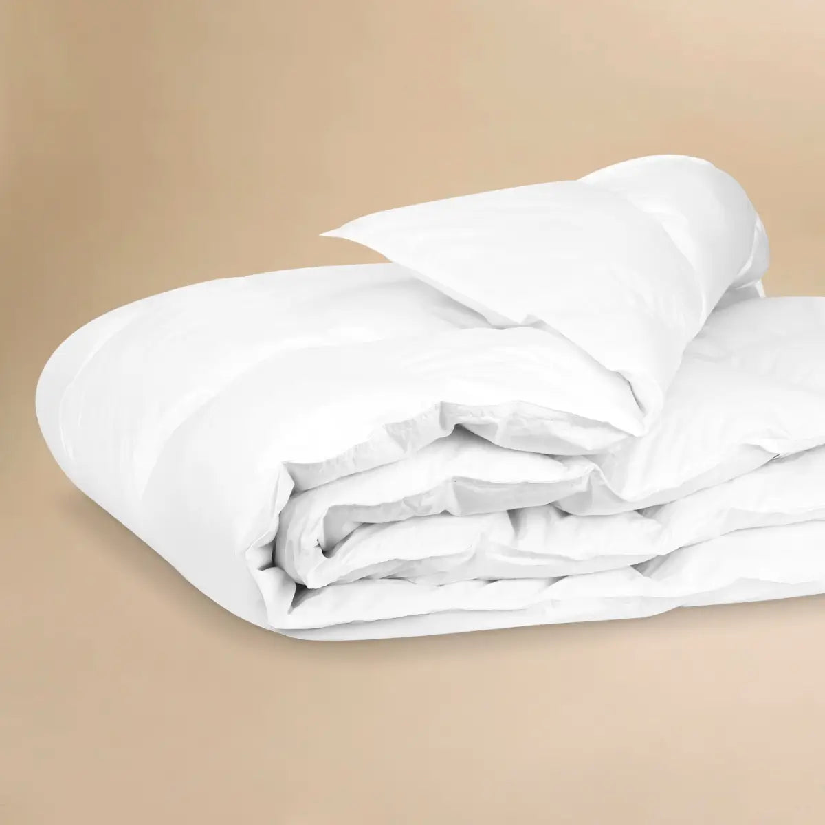 Die hochwertige Pure Daunendecke aus 100 % Gänsedaunen in der Größe 135x200 cm, ideal für luxuriösen Schlafkomfort