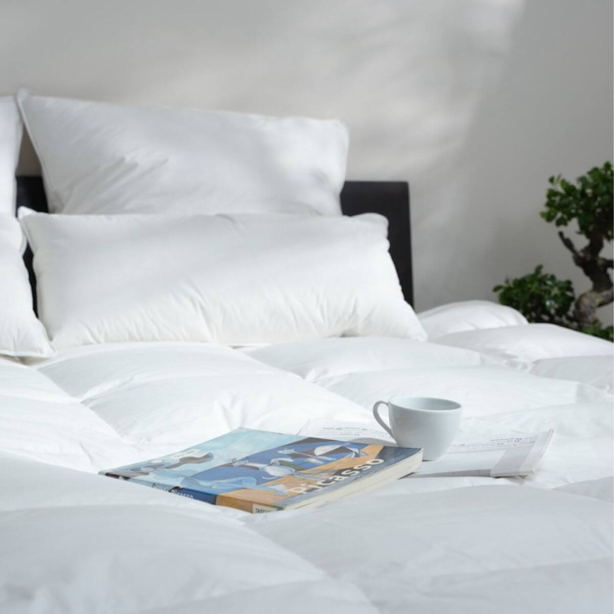 Royal Daunenkissen aus 100 % Gänsedaune auf einem luxuriösen Bett für höchsten Schlafkomfort"