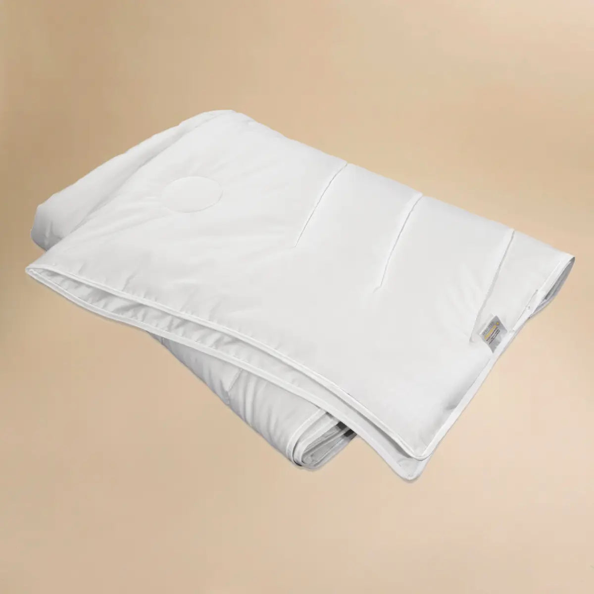 Leichte Sommerdecke mit Seide und Lyocell in heller Schlafzimmer-Atmosphäre – atmungsaktiv und temperaturregulierend