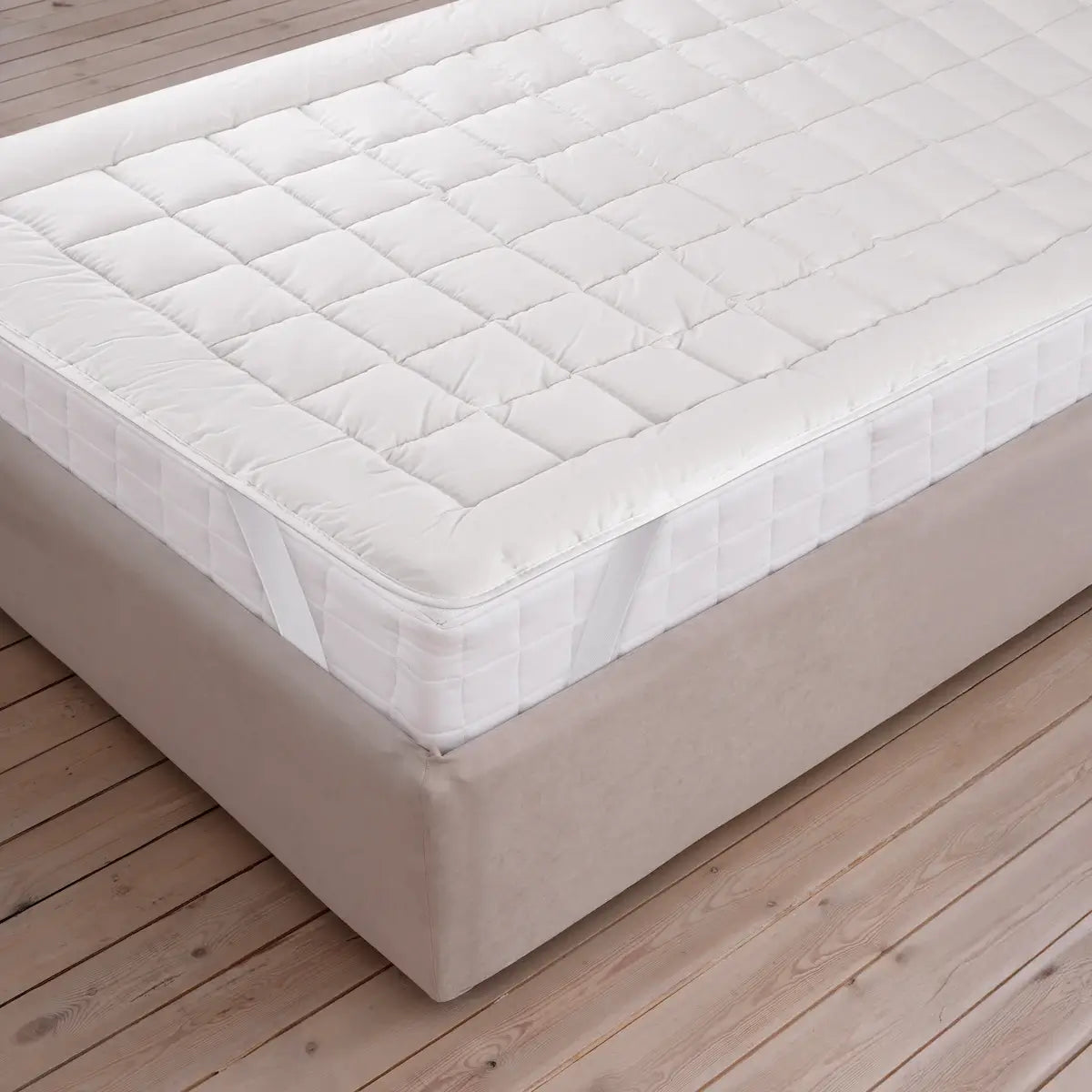 Detailaufnahme der weichen und glatten Oberfläche der Tencel Matratzenauflage für ein angenehmes Liegegefühl