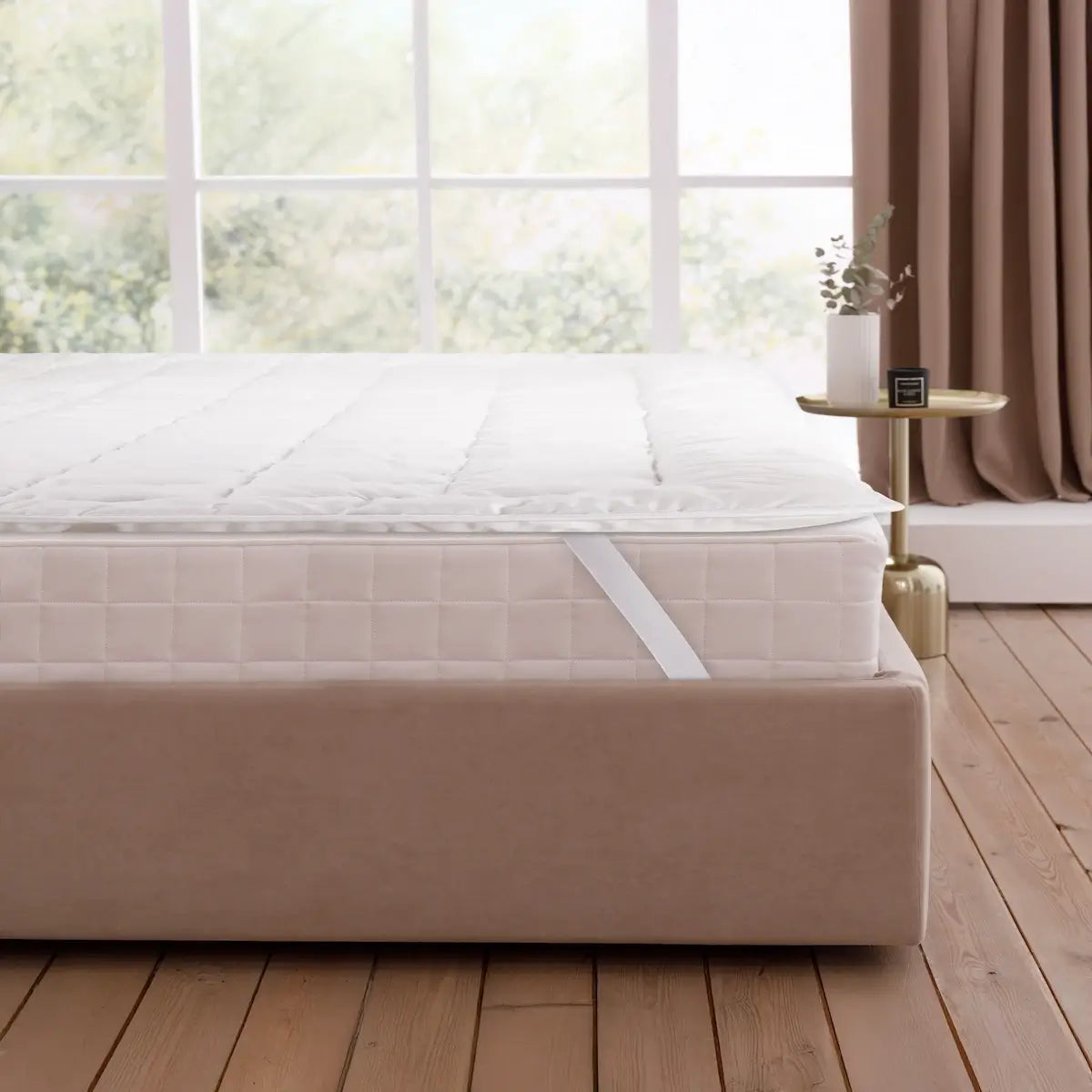 Der Tencel Topper von Luxecosy in Seitenansicht auf einer Matratze.