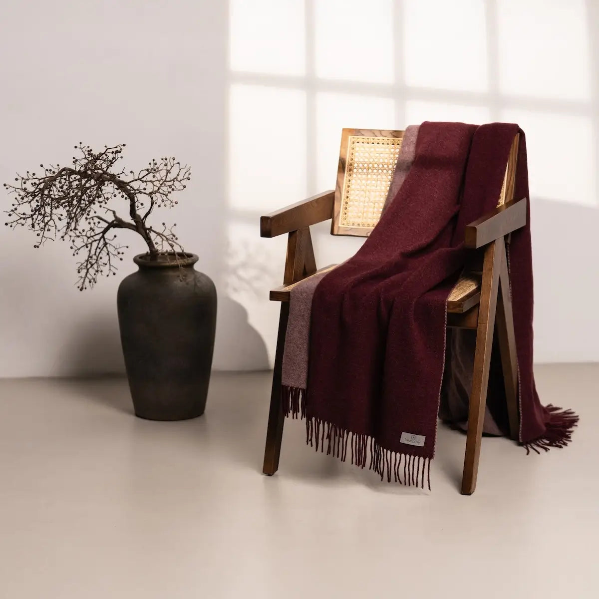 Luxecosy Plaid Bordeaux auf Sofa – Wolle Kaschmir Decke