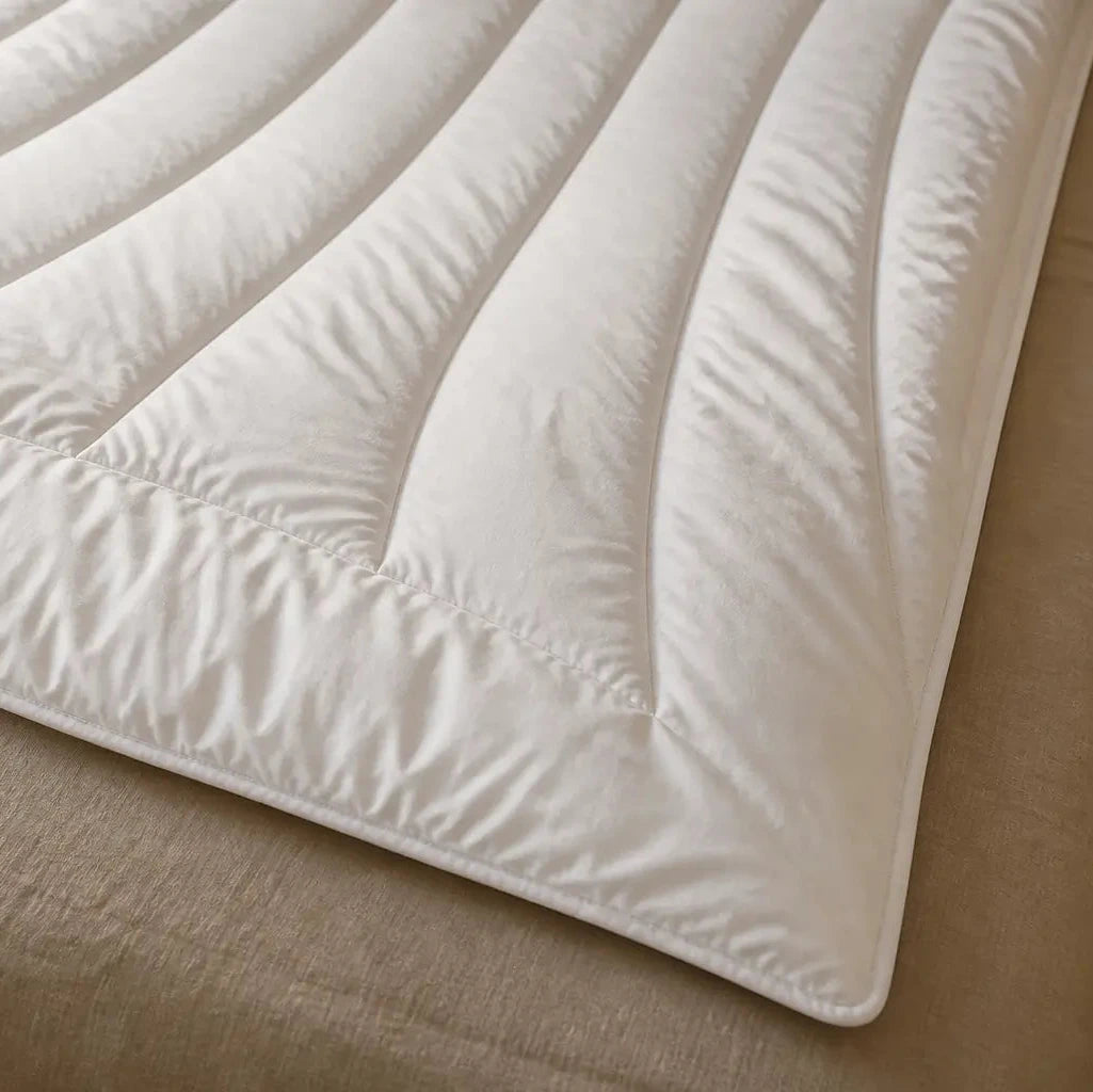 Kamelhaardecke auf modernem Bett – luxuriöse Naturdecke aus 100 % Kamelhaar