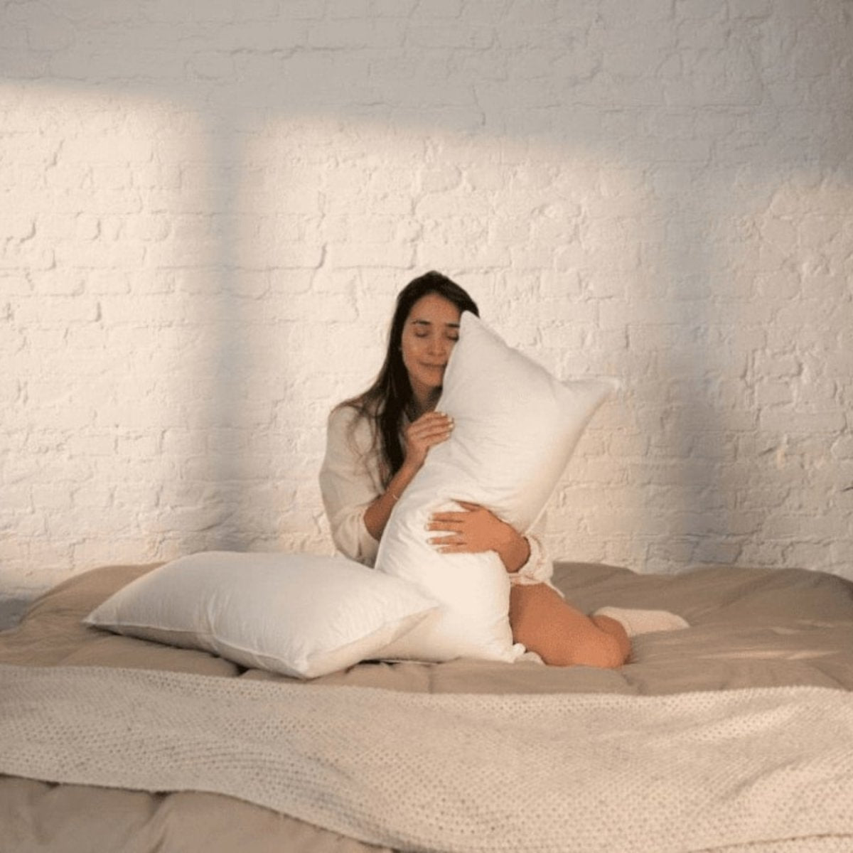 Erleben Sie himmlische Entspannung mit dem LuxeCosy Mikrofaser Kissen – perfekte Unterstützung und Komfort.