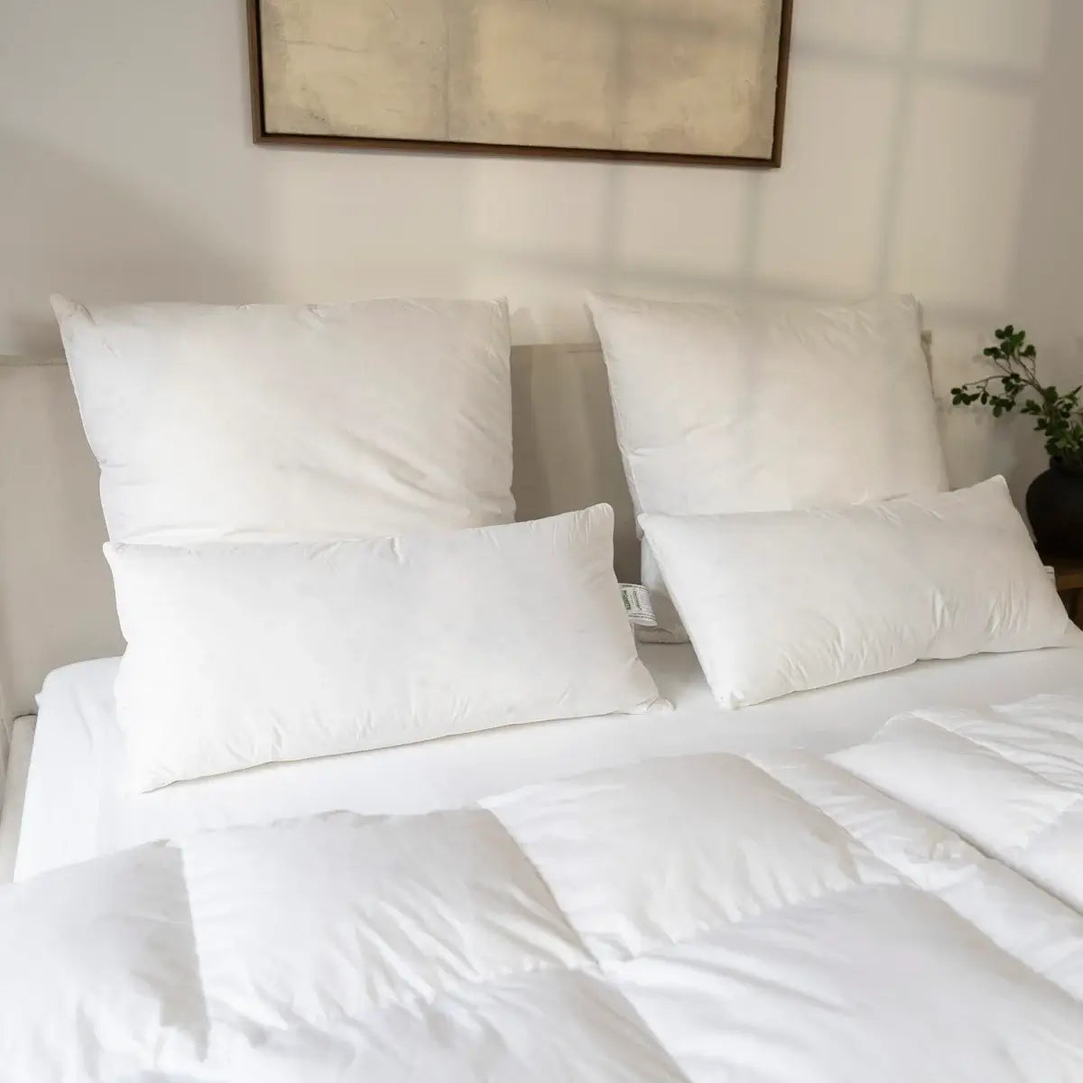 Classic 3-Kammer Daunenkissen in verschiedenen Größen auf einem stilvoll bezogenen Bett