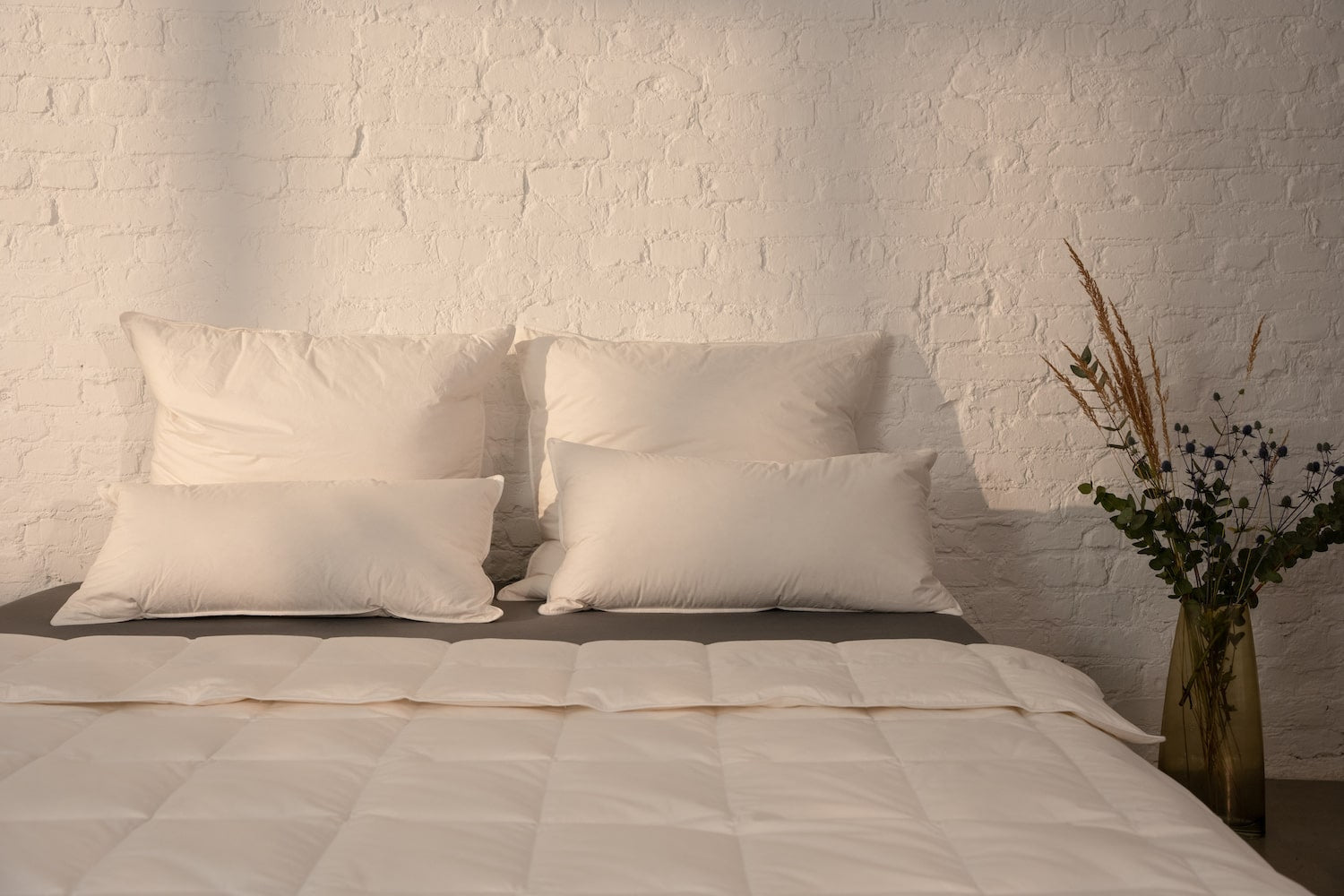 Die LuxeCosy Bettwaren begeistern durch Qualität und Komfort. Made in Germany sind sie aufgezeigt auf einem Bett.