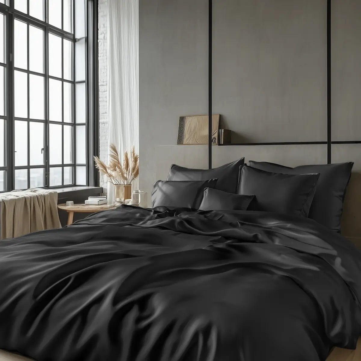 Schlafzimmer mit Mako-Satin Bettwäsche Schwarz, stilvolle Eleganz und moderner Look