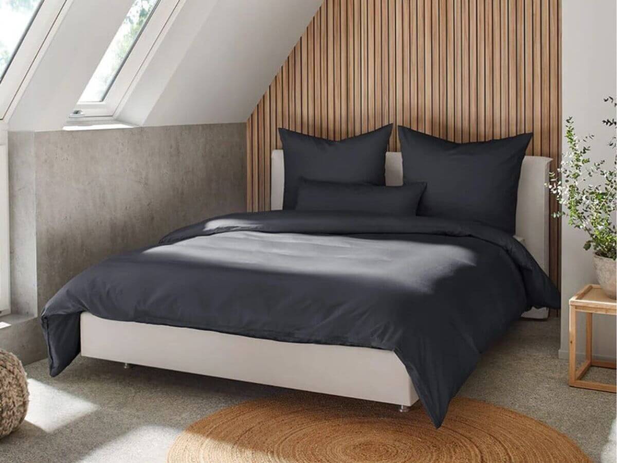 Luxuriöse Eleganz mit der Pure Comfort Mako Satin Bettwäsche schwarz – ein stilvoller Akzent für Ihr Schlafzimmer.