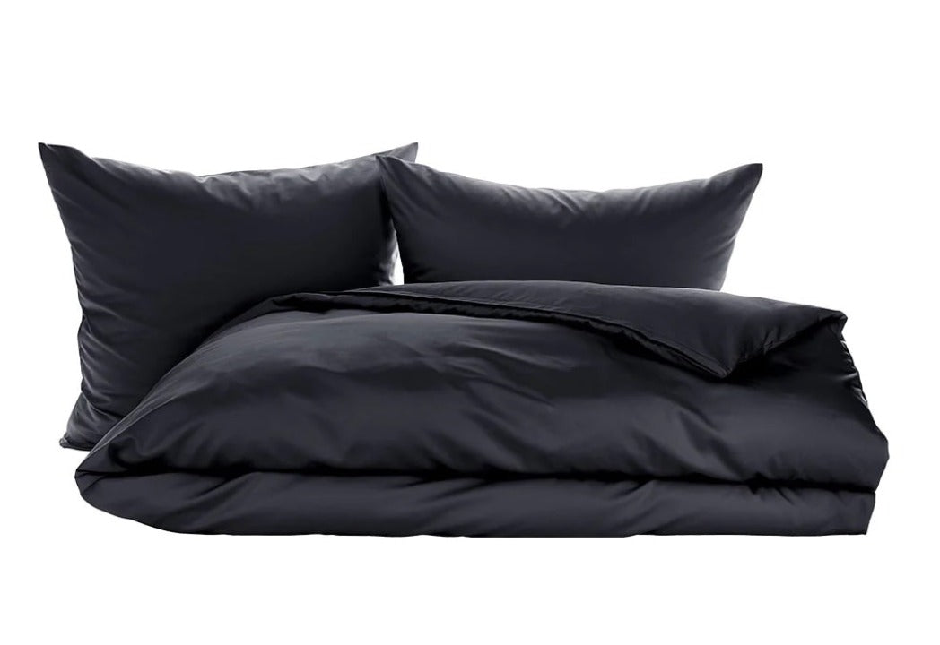 Luxuriöse Eleganz mit der Pure Comfort Mako Satin Bettwäsche schwarz – ein stilvoller Akzent für Ihr Schlafzimmer.