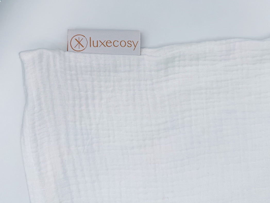 Nahaufnahme unserer hochwertigen Musselin Bettwäsche Weiß - Hergestellt in Deutschland für höchsten Komfort - LuxeCosy