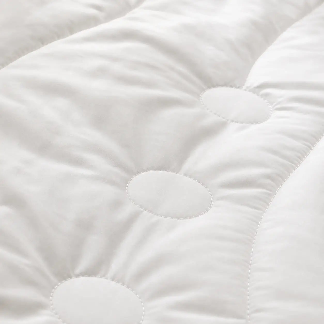 Die Seiden-Lyocell Sommerdecken in einem ansprechenden Schlafzimmer
