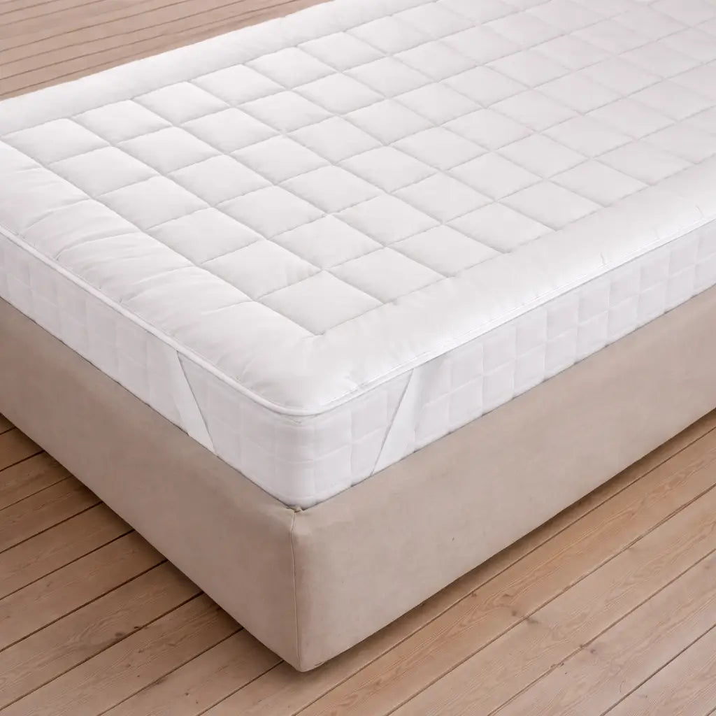 Detailaufnahme der weichen und glatten Oberfläche der Tencel Matratzenauflage für ein angenehmes Liegegefühl