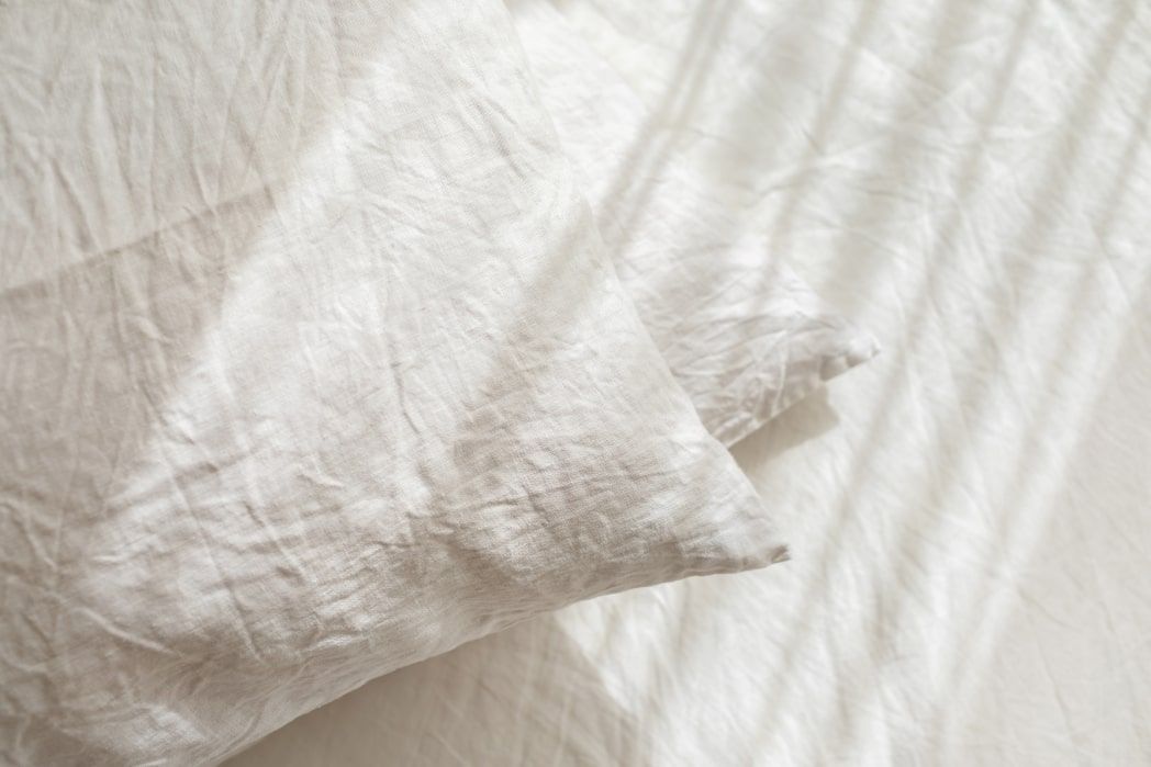Beste weiße Leinenbettwäsche von Luxecosy für einen angenehmen Schlaf.