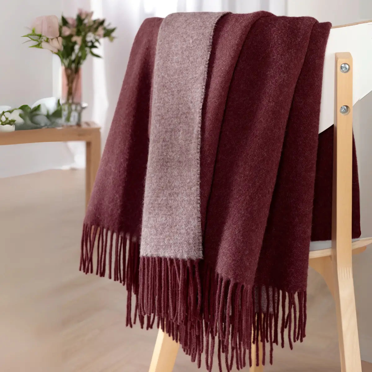 Luxecosy Plaid Bordeaux auf Sofa – Wolle Kaschmir Decke