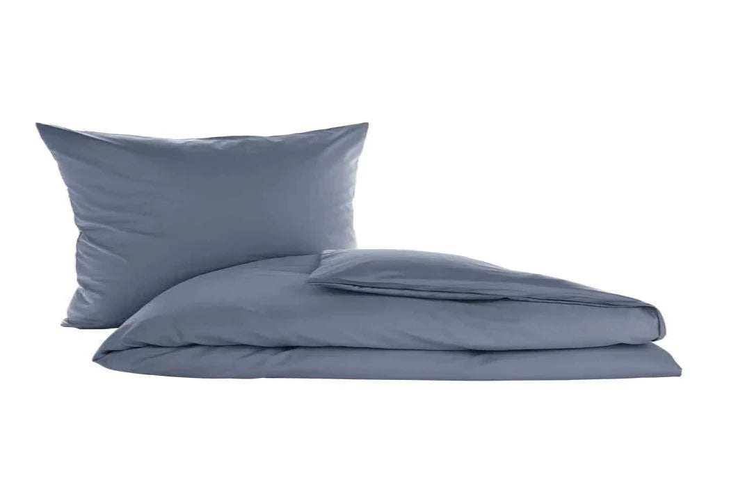 Luxuriöse Eleganz mit der Pure Comfort Mako Satin Bettwäsche marine – ein stilvoller Akzent für Ihr Schlafzimmer.
