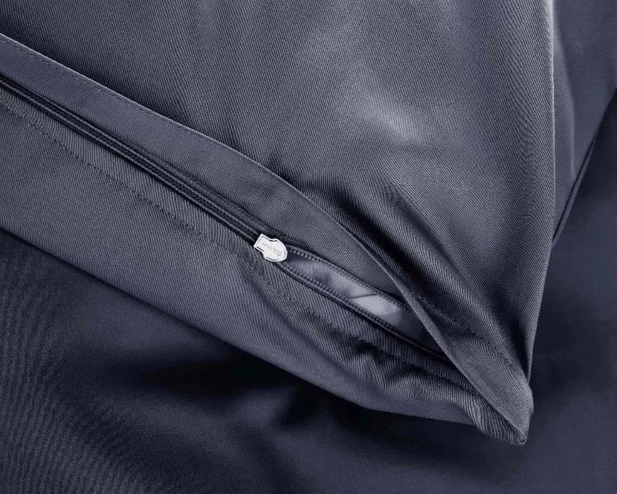 Pure Comfort Mako Satin Kissenbezug Dunkelblau mit hochwertigem Reißverschluss in Dunkelblau in Nahaufnahme.