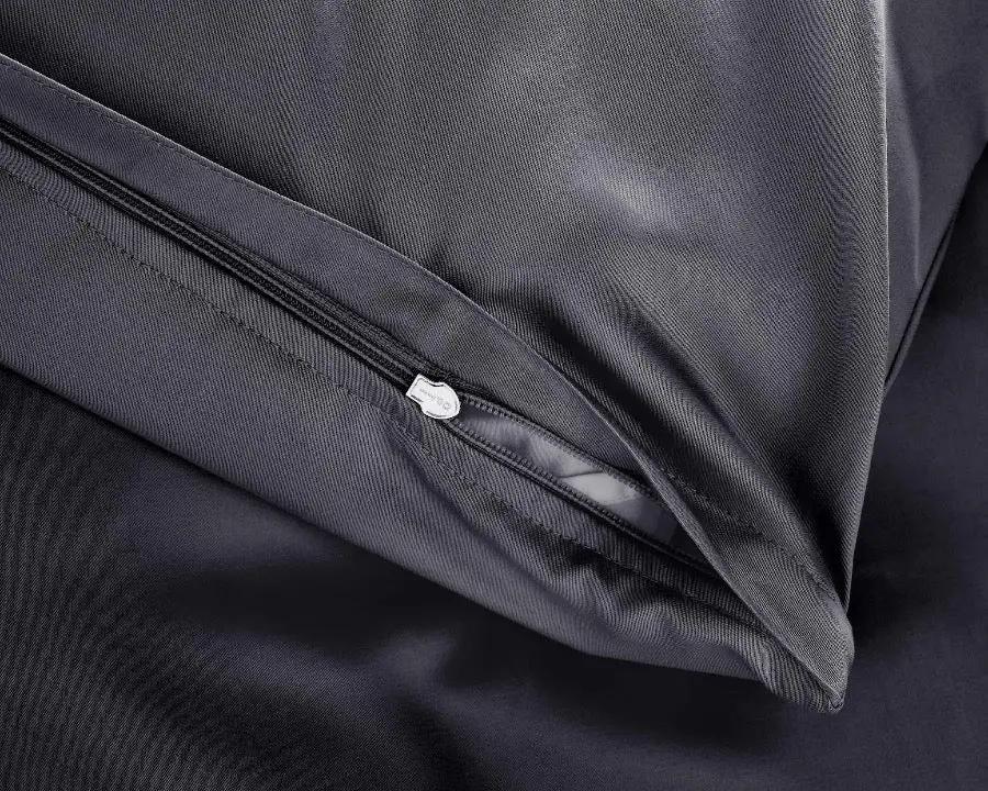 Pure Comfort Mako Satin Kissenbezug Schwarz mit hochwertigem Reißverschluss in Schwarz  in Nahaufnahme.