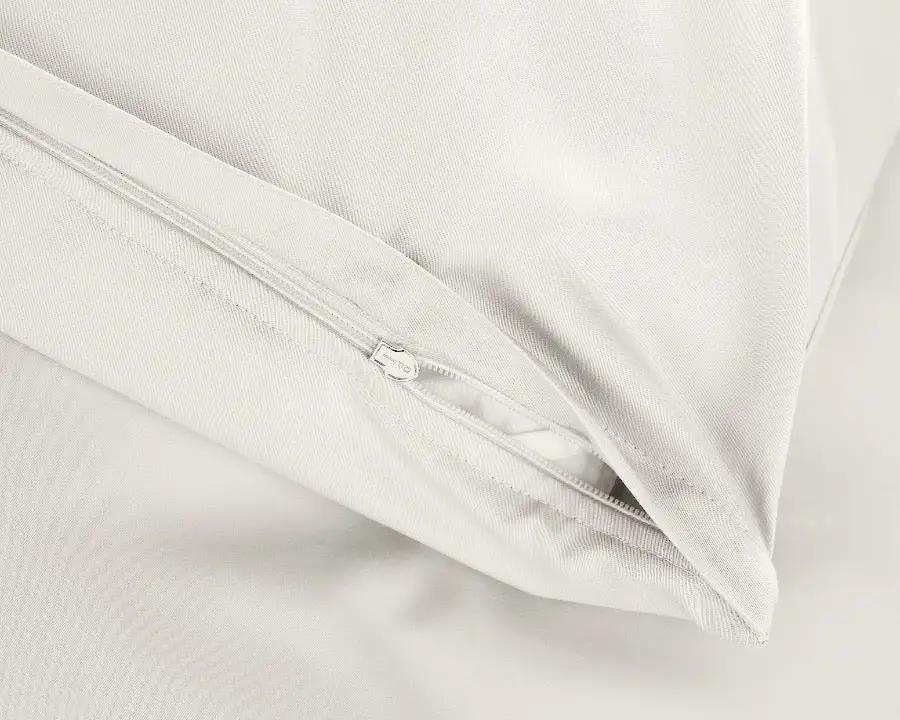 Pure Comfort Mako Satin Kissenbezug Weiß mit hochwertigem Reißverschluss in Weiß in Nahaufnahme.