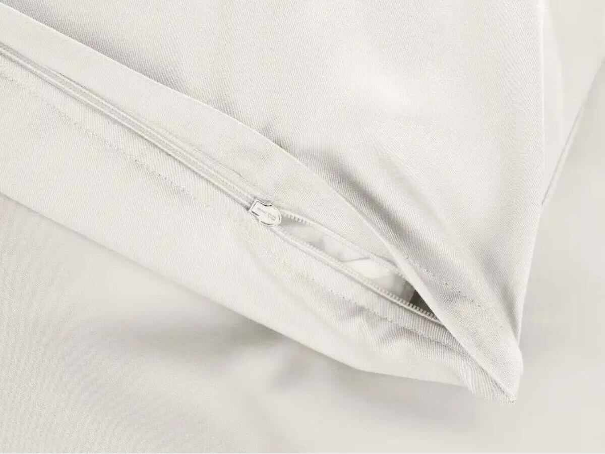 Pure Comfort Mako Satin Kissenbezug Weiß mit hochwertigem Reißverschluss in Weiß in Nahaufnahme.